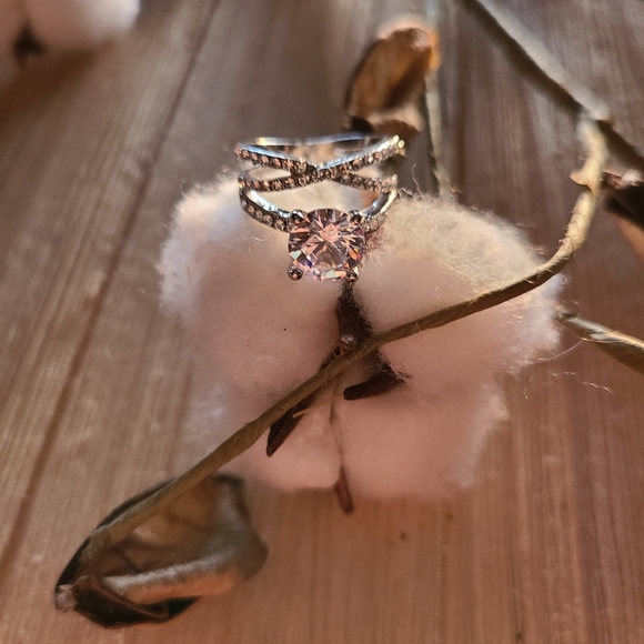 🔥🔥HOT!!🔥🔥NEW ITEM!! BEAUTIFUL!2kt center CZ stone with Winding band and CZ's - Picture 4 of 8